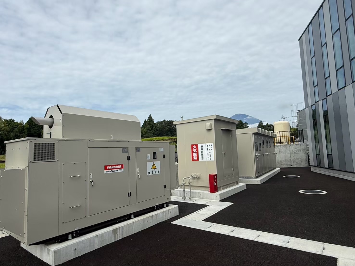 小山町の消防署新庁舎に設置した発電設備と受変電設備