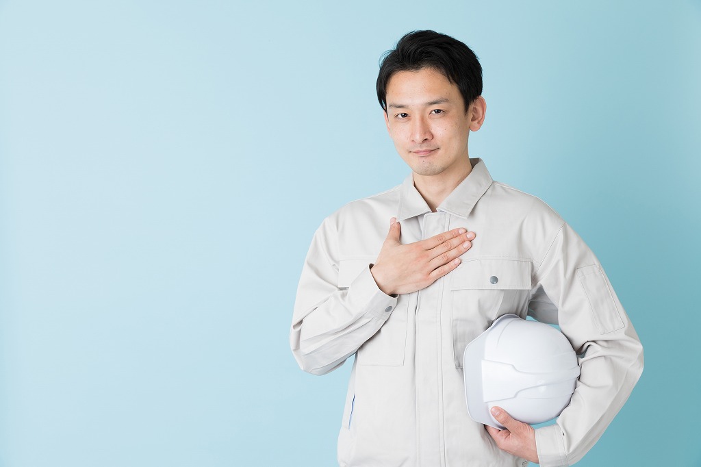 胸にてをあてる作業員