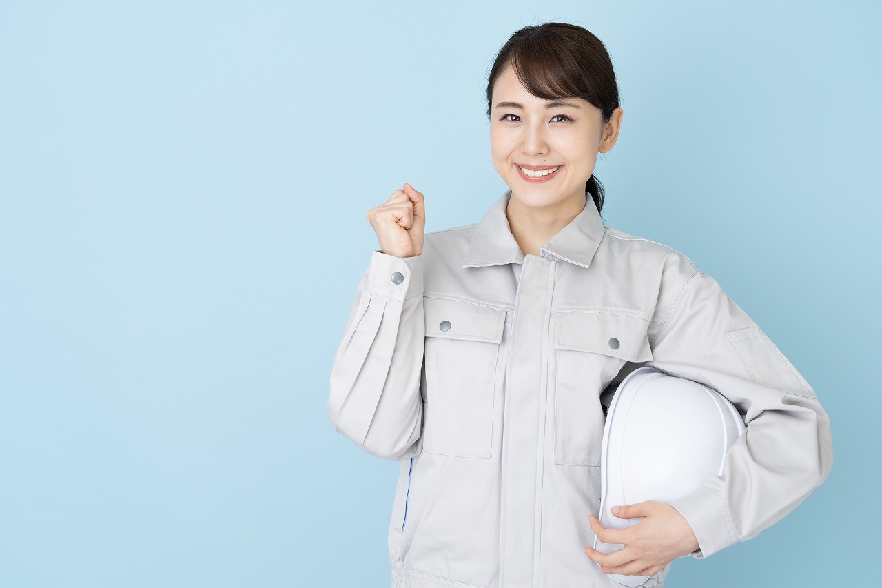 ガッツポーズの女性作業員