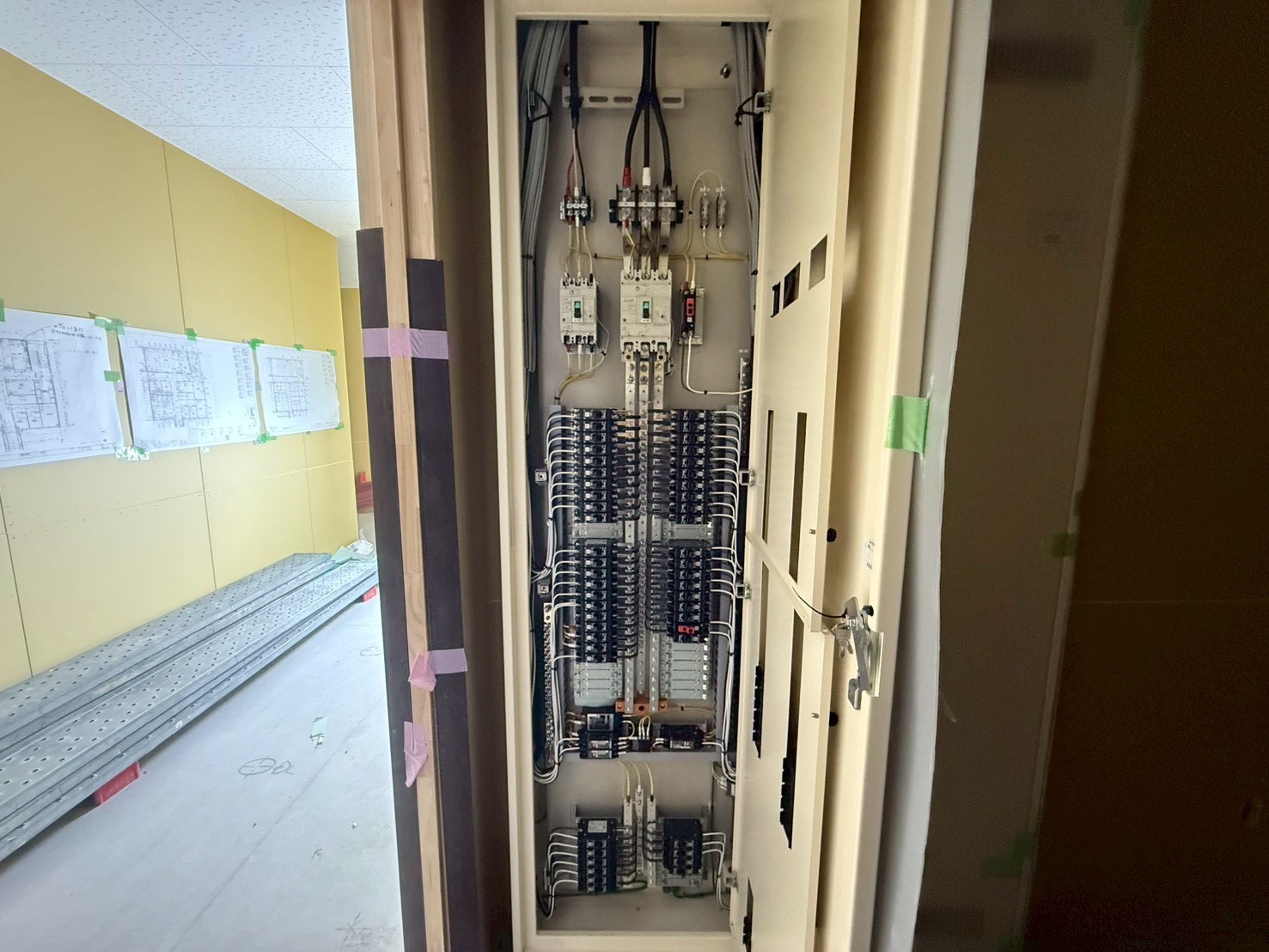 新設された分電盤の内部