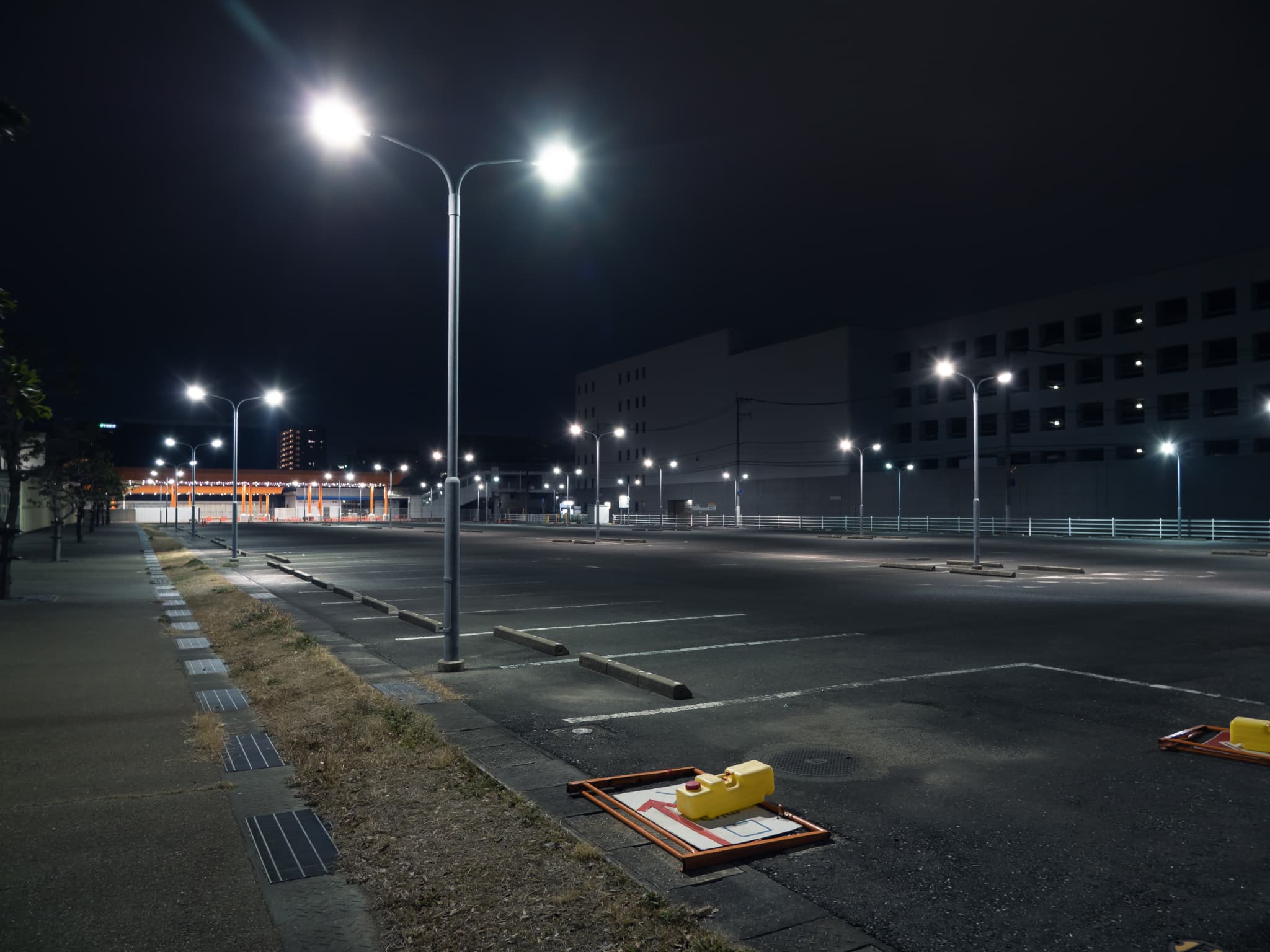 夜の無人の駐車場 広場